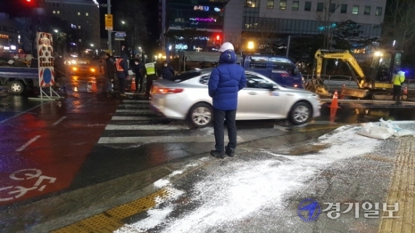 5일 오후 인천 남동구 길병원 암센터 사거리에서 상수도가 터져 물난리를 겪고 있다. 장용준기자