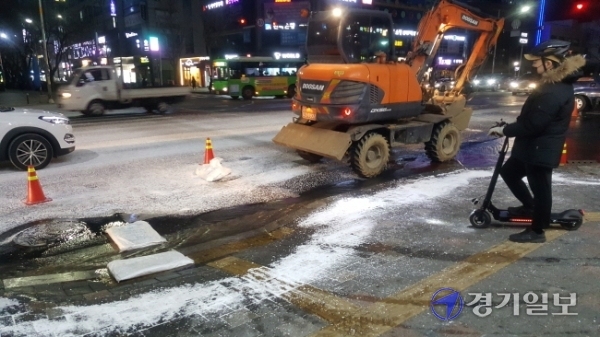 5일 오후 인천 남동구 길병원 암센터 사거리에서 상수도가 터져 물난리를 겪고 있다. 장용준기자