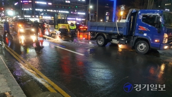 5일 오후 인천 남동구 길병원 암센터 사거리에서 상수도가 터져 물난리를 겪고 있다. 장용준기자