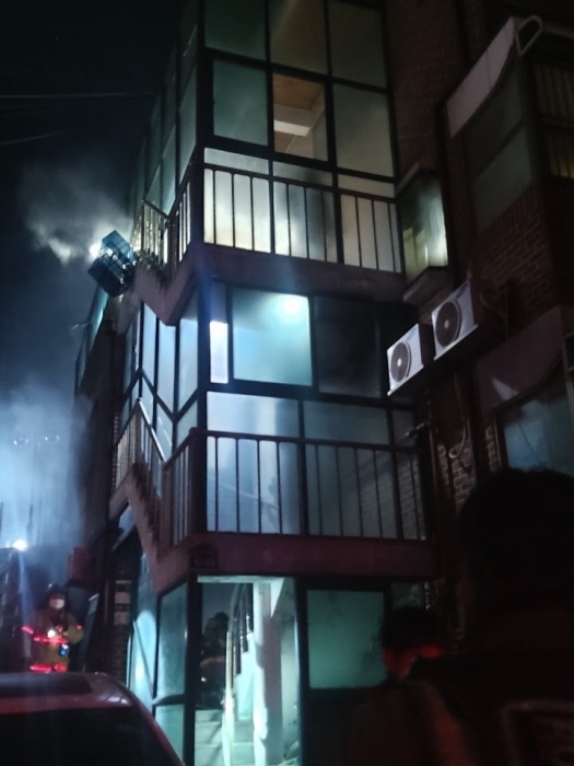 지난 5일 오후 7시29분께 수원시 팔달구 인계동의 3층짜리 다가구주택 1층에서 불이 났다. 이 불로 1층에 홀로 살던 주민 A씨(51)가 사망했다. 사진은 화재 현장.