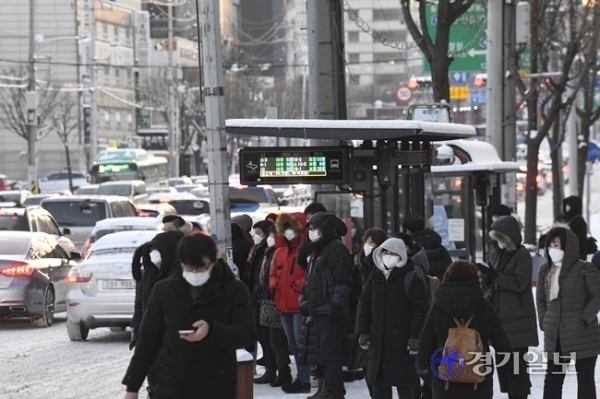 전국적으로 폭설을 동반한 강력한 한파가 이어진  7일 수원시 영통구 한 버스 정류장에서 출근길 시민들이 버스를 기다리고 있다. 조주현 기자