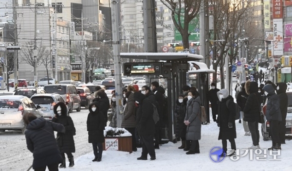 전국적으로 폭설을 동반한 강력한 한파가 이어진  7일 수원시 영통구 한 버스 정류장에서 출근길 시민들이 버스를 기다리고 있다. 조주현 기자