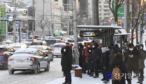 전국적으로 폭설을 동반한 강력한 한파가 이어진  7일 수원시 영통구 한 버스 정류장에서 출근길 시민들이 버스를 기다리고 있다. 조주현 기자