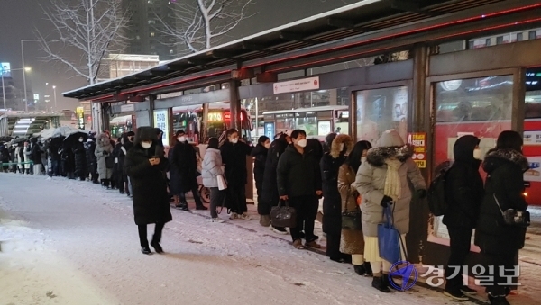 지난 6일 오후 9시 사당역 4번출구 앞. 경기버스라운지에서 도민들이 입구에 들어가지 못해 근처에서 서성이고 있다. 김시범기자