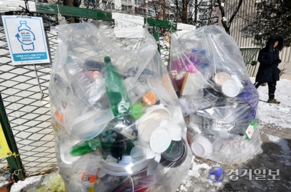 7일 오후 수원시내 한 아파트단지 분리수거대에서 투명 페트명이 다른 플라스틱 폐기물과 뒤섞여 버려지고 있다. 공동주택단지 투명 페트병 분리배출 의무화가 시행된지 2주일여 지났으나 도내 아파트 중 상당수가 지키지 않는 것으로 드러났다. 김시범기자