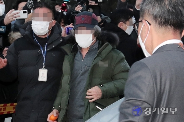 아동 성폭행 혐의로 징역 12년을 복역 후 출소한 조두순이 12일 오전 안산준법지원센터에서 행정절차를 위해 이동하고 있다. 윤원규 기자