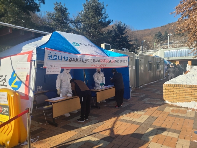 8일 오전 11시 용인 처인구보건소 임시선별검사소에서 시민들이 설문지를 작성하고 있다. 김현수 기자