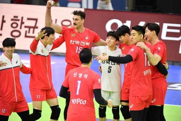 8일 수원 한국전력 선수단이 승리한 뒤 함께 기뻐하고 있다. KOVO 제공