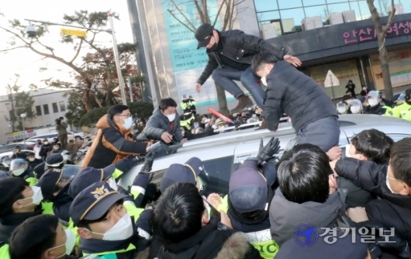 ▲ 아동 성폭행범 조두순(68)의 출소를 반대하는 시민들이 그를 태운 법무부 관용차량을 막고 있다. 윤원규기자