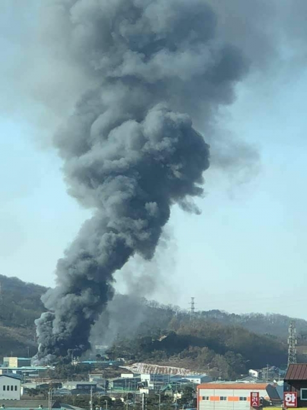 10일 오전 11시 27분께 김포시 대곶면 대능리 한 차량 내장재 제조공장에서 불이 났다.