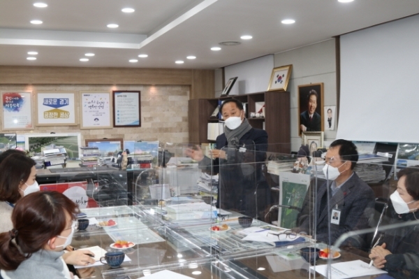 지난 해 12월 30일에 열린 토종자원 클러스터 기반구축을 위한 주요업무 추진계획 보고회에서 정동균 양평군수와 토종유전자원TF팀이 회의를 하고 있다.