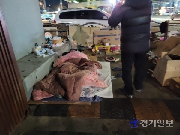 지난 9일 성남시 모란고가교 밑에서 노숙인이 골판지와 이불을 덮고 누워있다. 장건기자