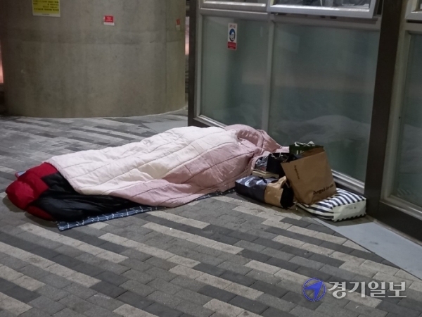 지난 9일 오후 9시께 수원역 환승센터 아래 자전거 주차장 인근 한 노숙자가 잠을 청하고 있다. 장건기자
