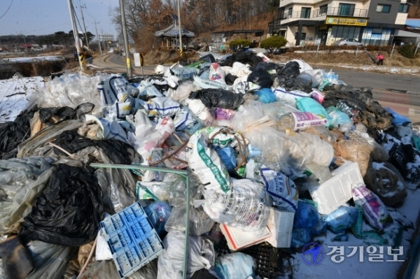 10일 화성시 남양읍 신외리 한 도로변에 폐비닐, 농약용기 등 영농폐기물이 잔뜩 버려져 있다. 경기도는 미세먼지, 자원재활용 문제를 동시에 해결하기 위해 오는 3월까지 도내에 버려진 영농폐기물을 집중 수거한다고 밝혔다. 김시범기자