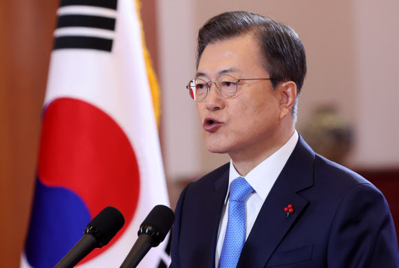 문재인 대통령이 11일 청와대에서 신년사를 하고 있다. 연합뉴스