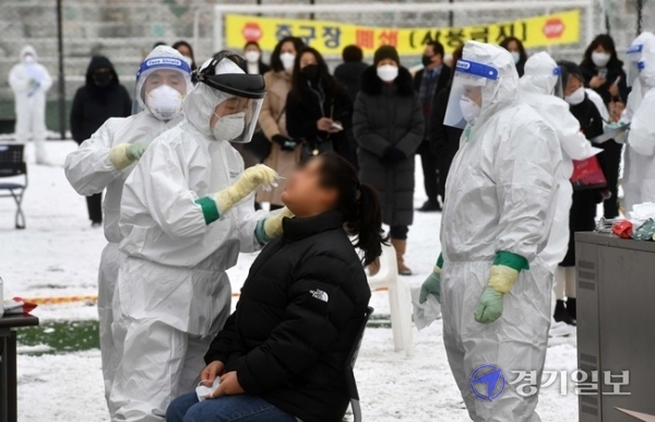 광명시청에서 코로나19 확진자 3명이 발생하면서 시청사가 전면 폐쇄된 11일 오전 광명시민운동장에 마련된 임시 선별검사소에서 직원들에 대한 코로나19 전수 검사가 진행되고 있다. 김시범 기자