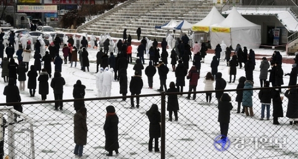 광명시청에서 코로나19 확진자 3명이 발생하면서 시청사가 전면 폐쇄된 11일 오전 광명시민운동장에 마련된 임시 선별검사소에서 직원들에 대한 코로나19 전수 검사가 진행되고 있다. 김시범 기자
