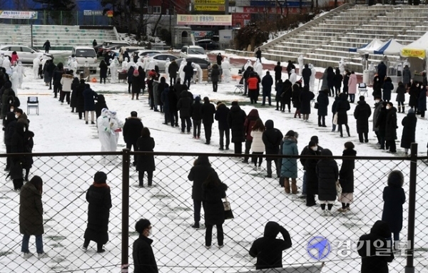 광명시청에서 코로나19 확진자 3명이 발생하면서 시청사가 전면 폐쇄된 11일 오전 광명시민운동장에 마련된 임시 선별검사소에서 직원들에 대한 코로나19 전수 검사가 진행되고 있다. 김시범 기자