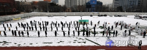 광명시청에서 코로나19 확진자 3명이 발생하면서 시청사가 전면 폐쇄된 11일 오전 광명시민운동장에 마련된 임시 선별검사소에서 직원들에 대한 코로나19 전수 검사가 진행되고 있다. 김시범 기자