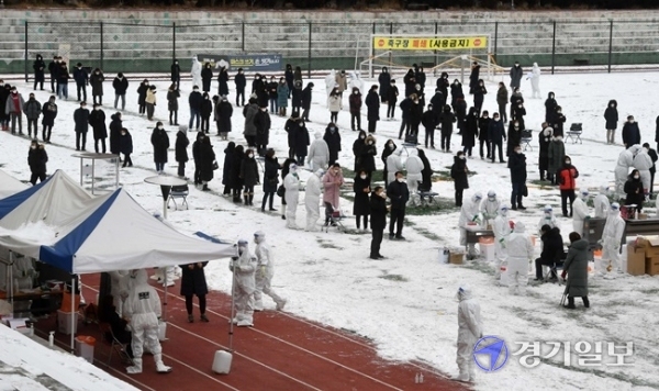 광명시청에서 코로나19 확진자 3명이 발생하면서 시청사가 전면 폐쇄된 11일 오전 광명시민운동장에 마련된 임시 선별검사소에서 직원들에 대한 코로나19 전수 검사가 진행되고 있다. 김시범 기자