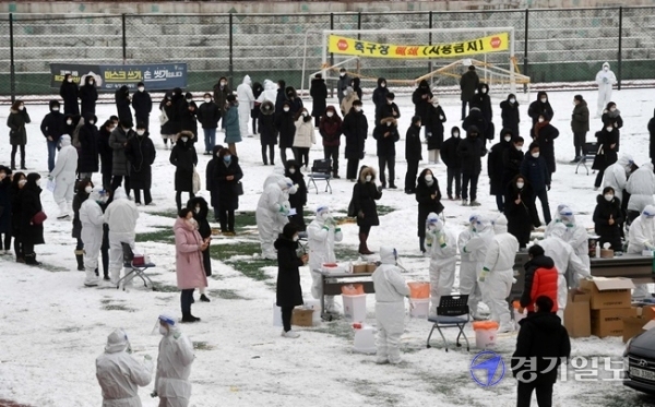 광명시청에서 코로나19 확진자 3명이 발생하면서 시청사가 전면 폐쇄된 11일 오전 광명시민운동장에 마련된 임시 선별검사소에서 직원들에 대한 코로나19 전수 검사가 진행되고 있다. 김시범 기자