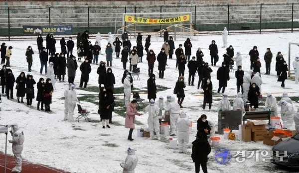 광명시청에서 코로나19 확진자 3명이 발생하면서 시청사가 전면 폐쇄된 11일 오전 광명시민운동장에 마련된 임시 선별검사소에서 직원들에 대한 코로나19 전수 검사가 진행되고 있다. 김시범 기자