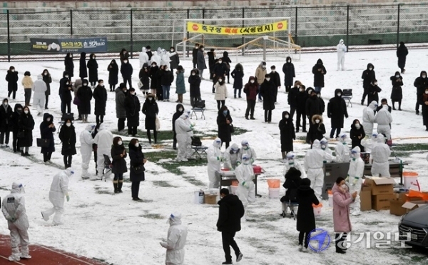 광명시청에서 코로나19 확진자 3명이 발생하면서 시청사가 전면 폐쇄된 11일 오전 광명시민운동장에 마련된 임시 선별검사소에서 직원들에 대한 코로나19 전수 검사가 진행되고 있다. 김시범 기자