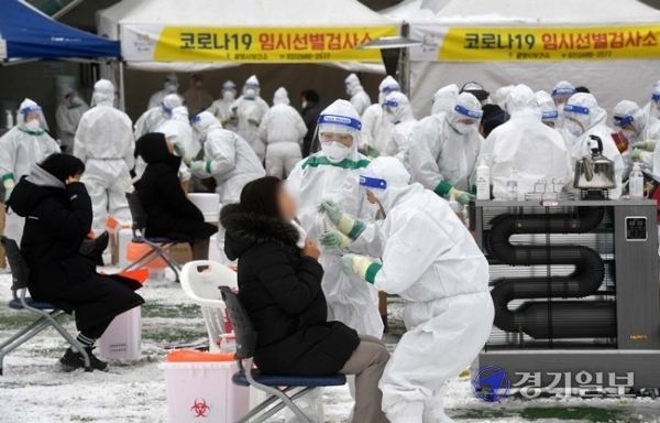 광명시청에서 코로나19 확진자 3명이 발생하면서 시청사가 전면 폐쇄된 11일 오전 광명시민운동장에 마련된 임시 선별검사소에서 직원들에 대한 코로나19 전수 검사가 진행되고 있다. 김시범 기자