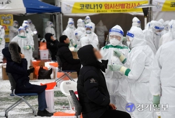 광명시청에서 코로나19 확진자 3명이 발생하면서 시청사가 전면 폐쇄된 11일 오전 광명시민운동장에 마련된 임시 선별검사소에서 직원들에 대한 코로나19 전수 검사가 진행되고 있다. 김시범 기자