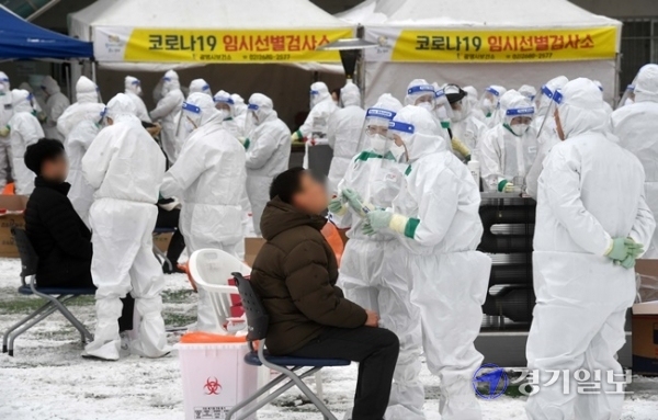 광명시청에서 코로나19 확진자 3명이 발생하면서 시청사가 전면 폐쇄된 11일 오전 광명시민운동장에 마련된 임시 선별검사소에서 직원들에 대한 코로나19 전수 검사가 진행되고 있다. 김시범 기자
