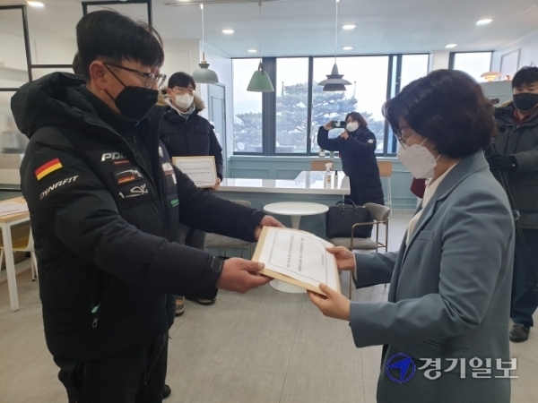 유성재 고삼새마을어업계 대책위원장(사진 왼쪽)이 김보라 안성시장에게 합의서 이행을 촉구하는 탄원서를 제출했다.