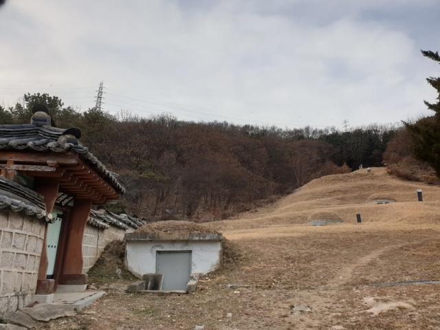 ▲ 안종장씨 재실과 묘와 시민단체가 새로 발견했다는 선돌이 있는 뒷산 고