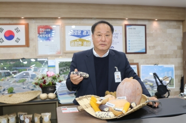 정동균 양평군수가 양평군이 수집한 토종 씨앗을 내보이며 토종자원을 양평군의 미래 핵심성장산업으로 키우겠다는 의지를 밝히고 있다.