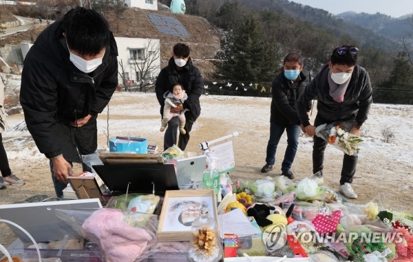 정인이를 추모하는 시민들. 연합뉴스