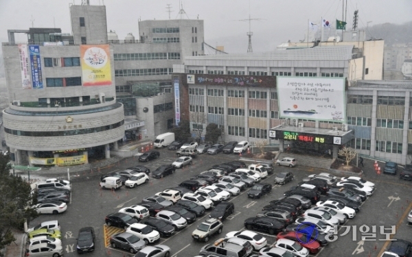  12일 고양시청에서 전광판을 통해 고양시 특례시 확정을 환영하고 있다. 김시범기자<br>