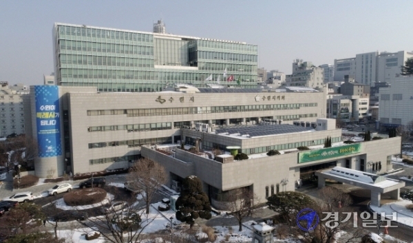 12일 수원시청 외벽에 수원시 특례시 확정을 환영하는 대형 현수막이 내걸려 있다. 김시범기자<br>