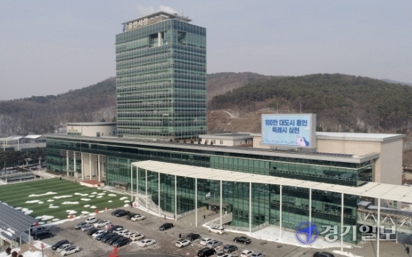 12일 용인시청에서 대형 전광판을 통해 용인시 특례시 확정을 환영하고 있다. 김시범기자<br>