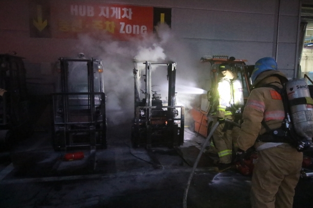 12일 오전 7시8분께 인천 서구 오류동 쿠팡 인천4센터에서 불이났다. 인천소방본부제공