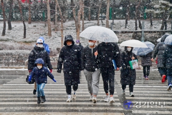 12일 오후 수원시 장안구의 눈내리는 도로에서 시민들이 발길을 서두르고 있다. 윤원규기자<br>