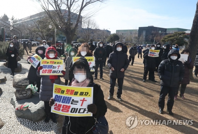 대면예배를 강행해 논란이 된 부산 세계로 교회에서 7일 오전 신도들이 방역 당국의 '비대면 예배' 조치에 항의하고 있다. 연합뉴스