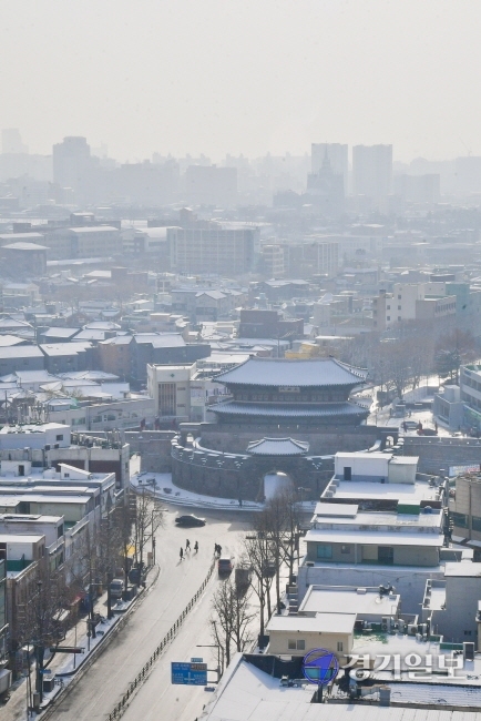 수도권 미세먼지 농도가 나쁨을 기록한 13일 오전 수원시 팔달구 장안문 일대가 뿌옇게 보이고 있다. 수도권기상청은 이번 주말까지 황사와 함께 미세먼지 나쁨 현상이 지속될 것이라고 예보했다.  윤원규기자