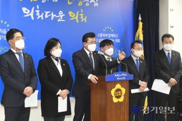 경기도의회 더불어민주당 박근철 대표 등이 13일 오전 도의회 브리핑룸에서 사립유치원 지원대책 마련을 촉구하는 기자회견을 하고 있다. (왼쪽부터) 이기형 협치수석 부대표, 정윤경 교육기획위원장, 박 대표, 남종섭 교육행정위원장, 정승현 총괄수석 부대표, 김성수 수석대변인. 조주현기자