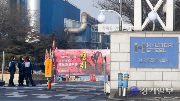 현대제철 노조의 총파업 첫날인 13일 오전 인천 동구 현대제철 인천공장 정문에 긴장된 분위기가 연출되고 있다. 이날 인천을 비롯한 5개공장이 임금 단체협상 결렬에 따라 48시간 총파업에 들어갔다. 장용준기자