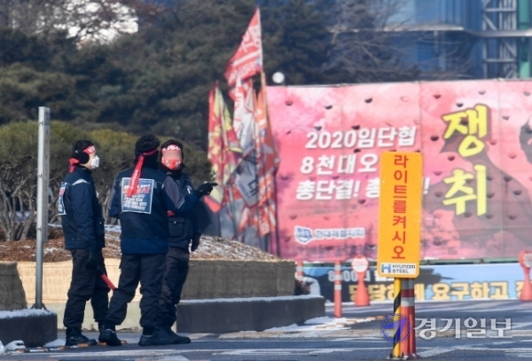 현대제철 노조의 총파업 첫날인 13일 오전 인천 동구 현대제철 인천공장 정문에 긴장된 분위기가 연출되고 있다. 이날 인천을 비롯한 5개공장이 임금 단체협상 결렬에 따라 48시간 총파업에 들어갔다. 장용준기자