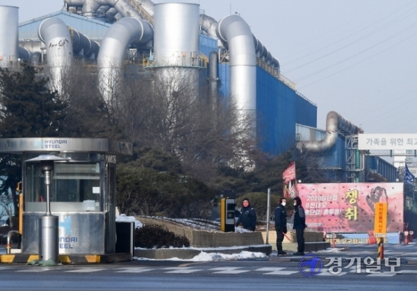 현대제철 노조의 총파업 첫날인 13일 오전 인천 동구 현대제철 인천공장 정문에 긴장된 분위기가 연출되고 있다. 이날 인천을 비롯한 5개공장이 임금 단체협상 결렬에 따라 48시간 총파업에 들어갔다. 장용준기자
