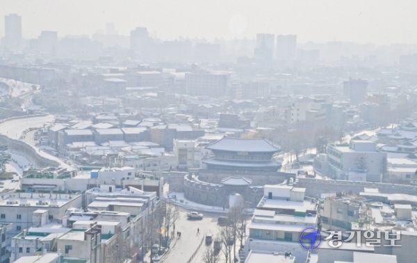 수도권 미세먼지 농도가 나쁨을 기록한 13일 오전 수원시 팔달구 장안문 일대가 뿌옇게 보이고 있다. 수도권기상청은 이번 주말까지 황사와 함께 미세먼지 나쁨 현상이 지속될 것이라고 예보했다.  윤원규기자