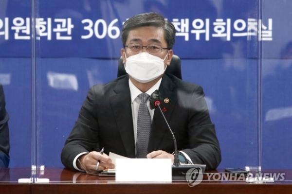 서욱 국방부 장관이 14일 국회 의원회관에서 열린 군사시설 보호구역 해제 및 완화 당정협의에서 발언하고 있다. 연합뉴스