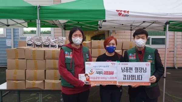 남종현 ㈜그래미 회장이 전달한 옛날 한우 사골곰탕 3천인분을 가수 정은이 전달한 뒤 밥퍼나눔운동 측 관계자들과 함께 포즈를 취하고 있다.