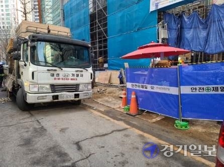 부천시 중동 115의5 공사현장 차량이 인도를 점유한 채 공사를 강해하고 있다. 오세광기자기자