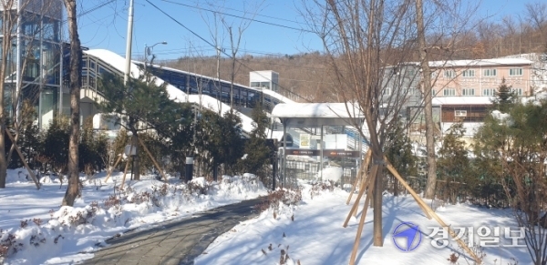 광주시 역동 이편한세상아파트 1단지를 제외한 타 단지 주민들이 1단지를 통과할 때 통행료를 내야 하는 불편을 호소하고 있다. 사진은 굳게 닫혀 있는 광주시 역동 이편한세상아파트 1단지 출입구. 한상훈기자